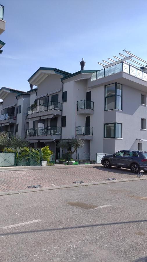 Delle Rose Apartment Eraclea Mare Bagian luar foto
